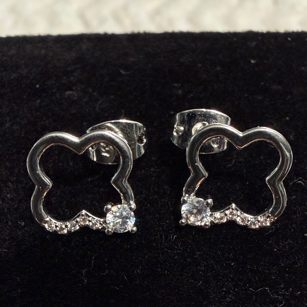 Pretty Bird White Gold Plated Clover Earrings